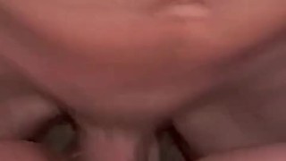 Je la baise sauvagement et finit sur sa chatte mouillé