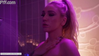 Tonight's Girlfriend is the blonde bombshell Kendra Sunderland