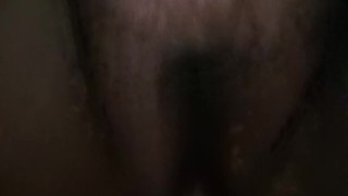 Comparto la cama con mi jefe por error y terminamos cogiendo