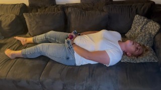 Selbstbefriedigung masturbieren Jeans auf dem Sofa multiple Orgasmen komme zweimal klitoris reiben