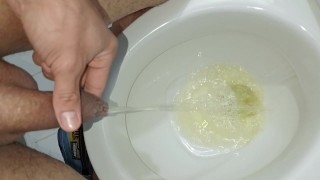 desesperado pissing largo y placentero en baño publico casi me pillan, sonido orininal,primer plano