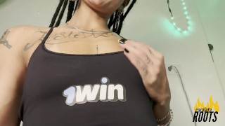 Safada mostrando sua buceta perfeita. Caroleta Roots