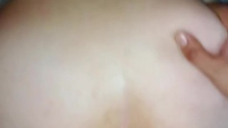 SORPRENDO A MI HERMANASTRA NALGONA JUGANDO CON SU DILDO Y DECIDO DARLE UNA MANO!