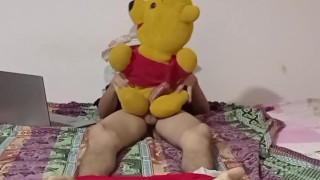 Me vengo en chorros de semen follandome a Winnie the pooh