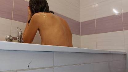 Une brune sexy et chaude prend un bain moussant. Femme amateur chatte poilue, gros seins, gros téton