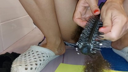 Amateurbrünette schneidet sich die Haare an der Muschi. Heiße Mutter, haarige Muschi, großer Arsch