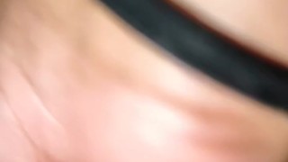 Mi novia y yo a escondidas con mi familia en casa