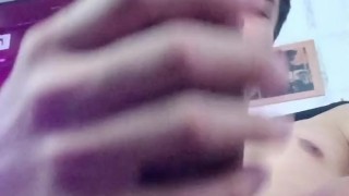 Me corro a chorros y mi familia está en el cuarto de al lado