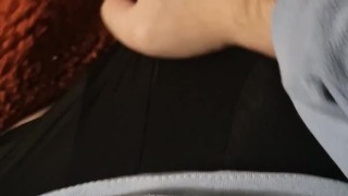 Aprovecha que está a solas para masturbarse