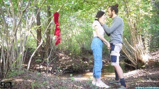 Coppietta trova un posticino nel bosco per una sveltina con sborrata interna!🦉