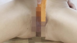 硬くてちょうどいいニンジン見つけちゃった。ぐちょぐちょマンコに突っ込む