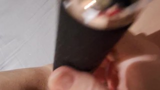 Milf leker med sin dildo så skönt