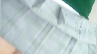 PAPI QUE HACES? ME DUELE MI COLITA Y SIENTO QUE ME HAGO PIPI! COLEGIALA GÜERITA PIERDE SU INOCENCIA!