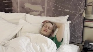 BIONDA TETTONA usa il suo SEX TOY preferito per masturbarsi e venire