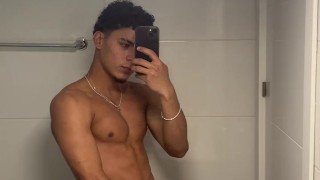 Me masturbo frente al espejo.