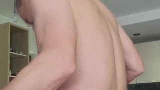 Robiłam śniadanie w sexy bieliźnie a on dorwał mnie i zerrżął na stole