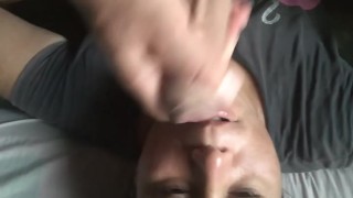 Mi vecino me propone pagar mi renta a cambio me metió su pene hasta el fondo