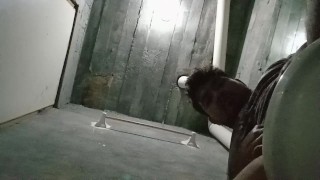 El pene pequeño se masturba en el baño