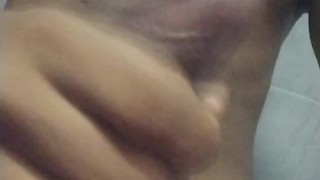 Me Encuentra en el baño público Hermosa Chica Dominicana