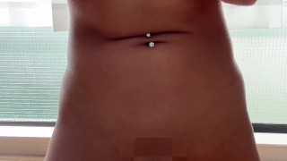 服の上から乳首触って濡れ濡れになるおマンコ公開