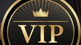 This ball necklace is very tight! 😏