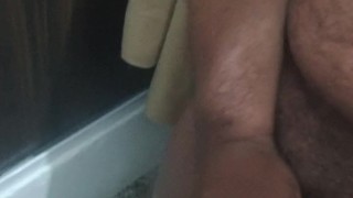 Oso se masturba y acaba frente al espejo