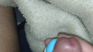 Debaixo do cobertor no frio e vibrador pra deixa a piroca de boa