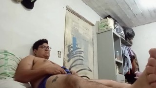 Se masturba mientras escucha musica y ve porno al mismo tiempo en su compu