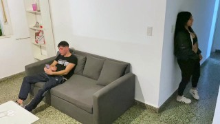 Lo encuentro mirando una pelicula y me invita a ver con el