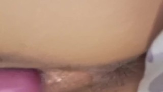 Joven latina masturbándose