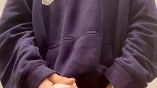 Te gusta jugar con juguetes en baños publicos? Porque que a mi si