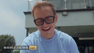 BRAZZERS - Bella Blu Asks For Her Neighbor's Help Then Rewards Him With Her Delicious Pussy