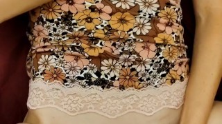 Dopo il mio orgasmo, mi scopa a pecorina e mi sborra sul plug mentre sogno una doppia penetrazione