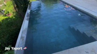 En la piscina desnudo en las terrenas