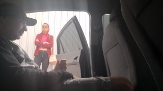 Punheta arriscada na rua para estudante em público.