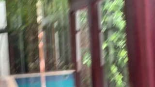 Mis vecinas cachondas se están duchando en el patio. Debo ir allí para verlo de cerca