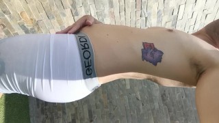 En calzones se me marca la verga tatuada