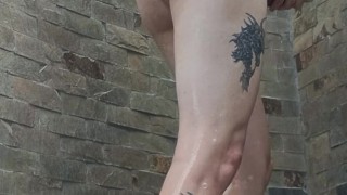 Ducha afuera, mira todos mis tatuajes y mi cuerpo desnudo