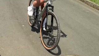 Paseo en bicicleta terminó con sexo duro en el auto de un extraño.PinUp