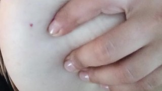 Jugando con mis tetas ricas, me las mordes?