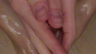 Je branle ta bite avec mes pieds plein d’huile