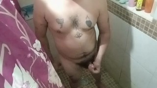 Solo por la noche gordo se graba duchandose y pajeandose hasta terminar