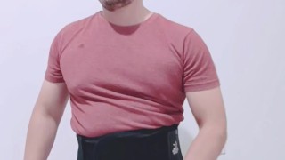 Caliente haciendo ejercicio, ejercitando todo tipo de músculos.