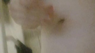 Je me gode avant ma douche