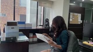 Mi compañero de oficina me ayuda a relajarme 🔥