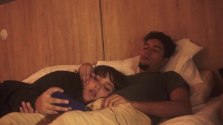 Me acuesto con mi hermanastro a mirar una peli pero las cosas se ponen raras y el se calienta mucho