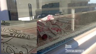 Se levanta por la mañana con una erección enorme! Seguro que necesita una buena descarga!