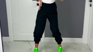 Огромная попа милфы Елоди