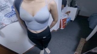 Hermanastra deja a su hermanastro correrse en sus bragas antes de salir con su novio (parte 1)