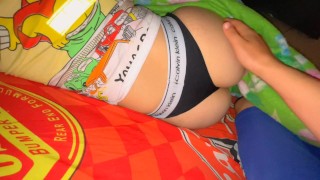 Hermanastro toca a su hermanastra sin saber que era una ninfómana curiosa! 🤫